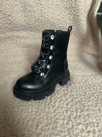 Чорні черевики для дівчинки
