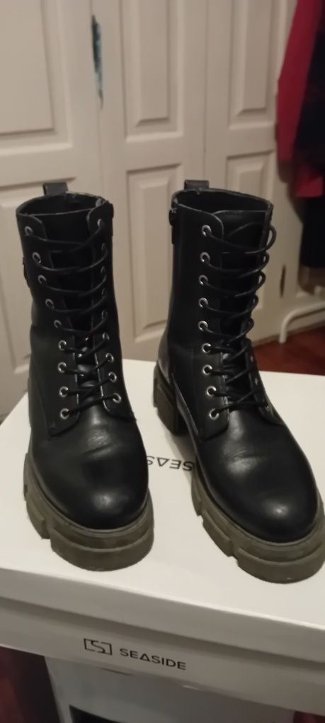 Bota / coturno em pele