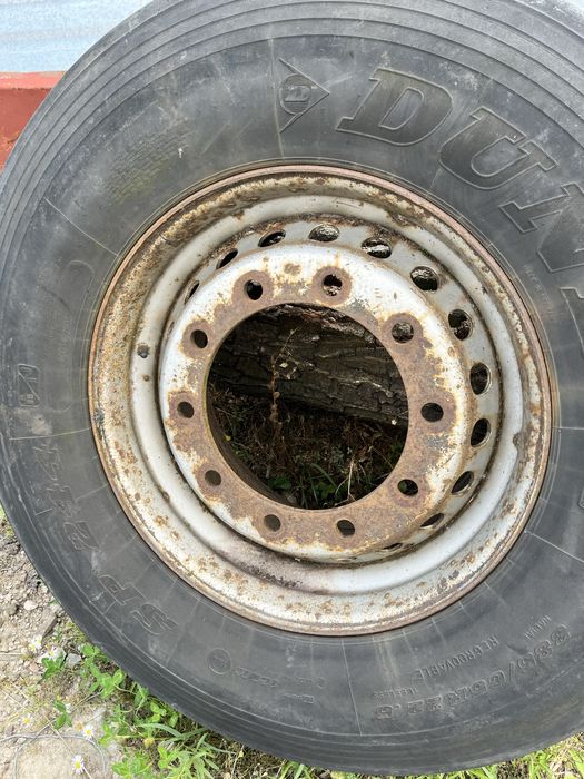 Opona od naczepy z felgą