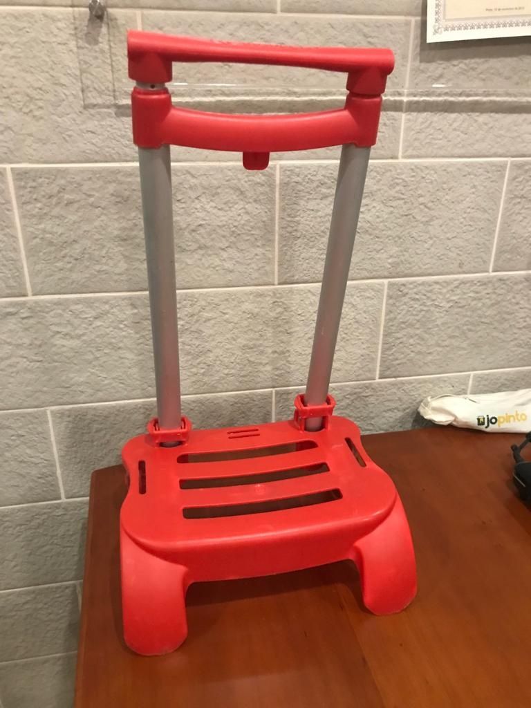 Vendo trolley vermelho