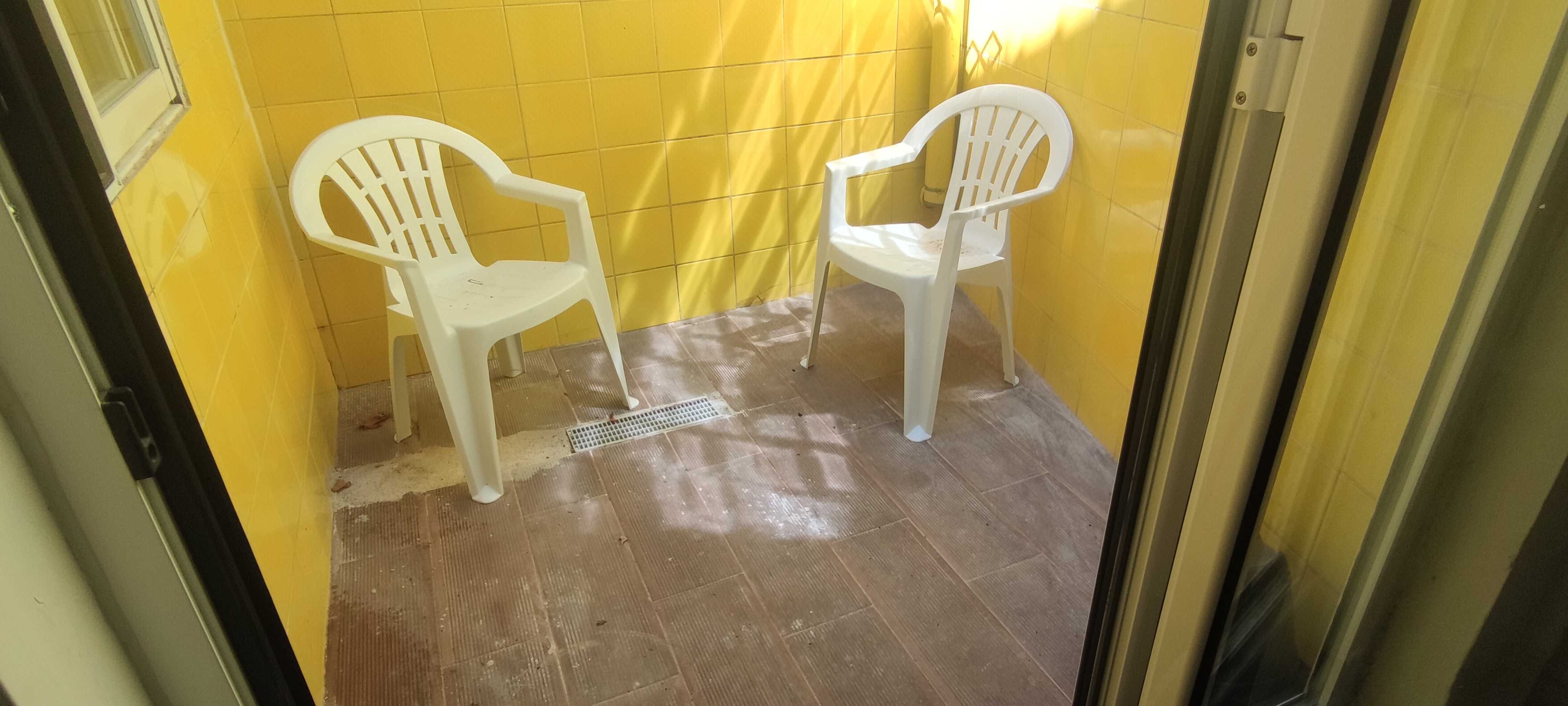 Apartamento T1 Mobilado e equipado, pequeno terraço em Belas