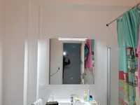 Espelho de casa de banho com iluminação