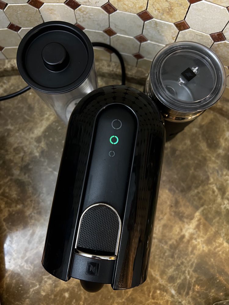 Капсульная кофемашина Nespresso Delonghi EN210 с капучинатором