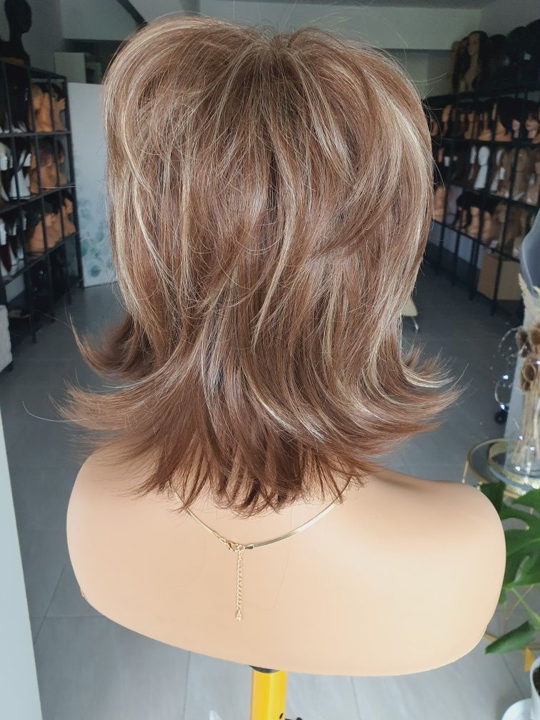 Krótka peruka naturalna fryzura brąz blond KBS-04