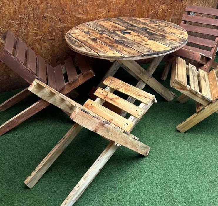 Artesanato , mesa com 4 cadeiras rebativeis