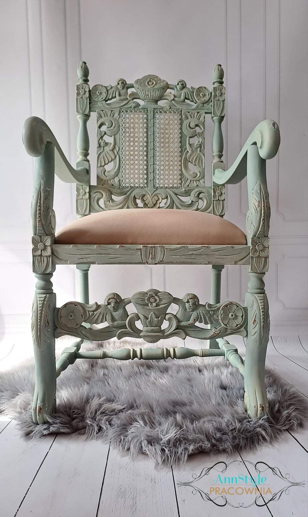 Tron, krzesło drewniane, rzeźbione po stylizacji