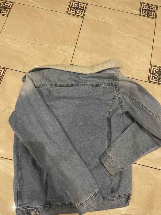 Продам чоловічу джинсову куртку розміру  S-M