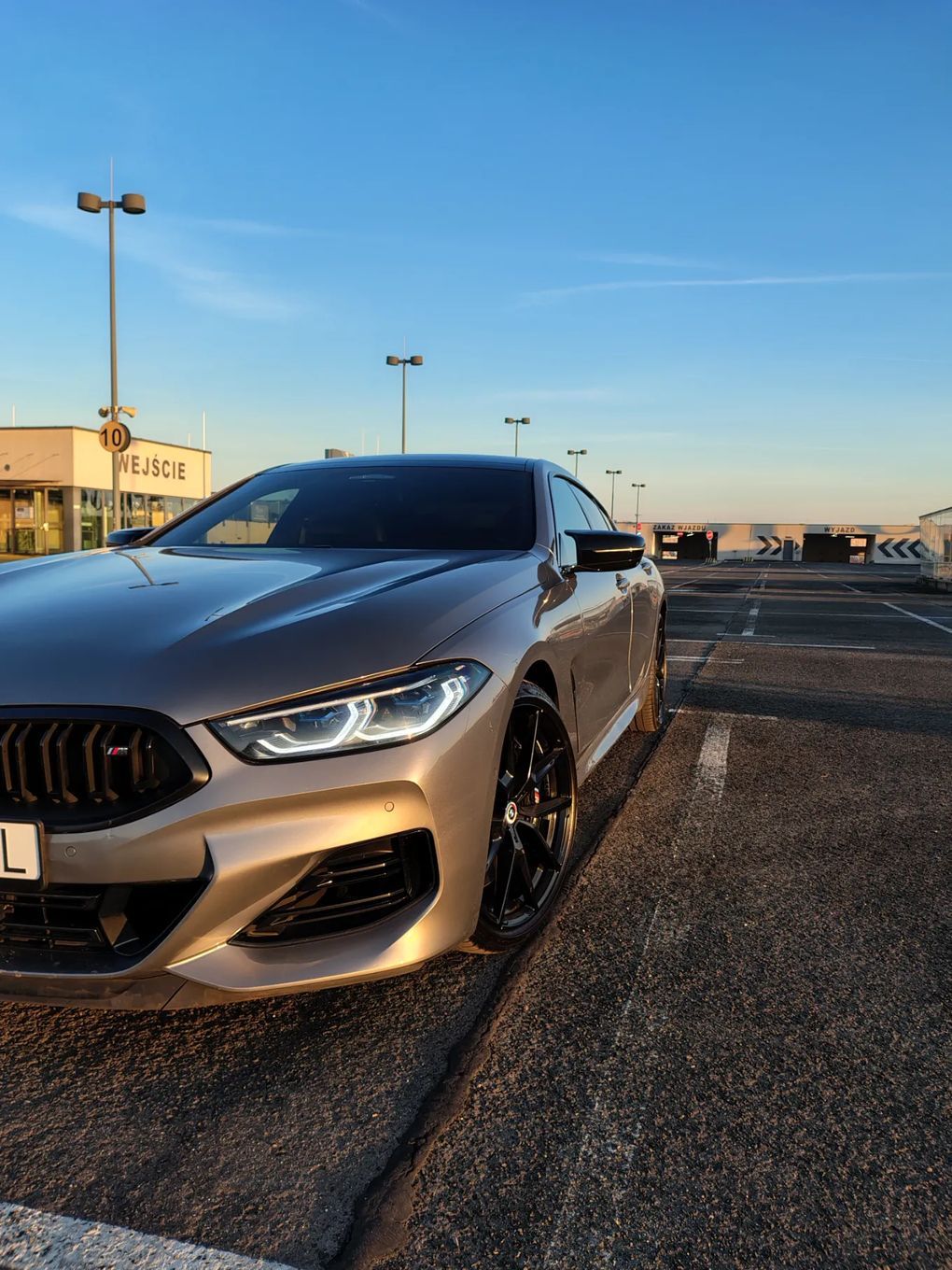 BMW Seria 8 Wersja poliftowa, Carbon Core, Bowers & Wilkins, Podsufitka Alcantara
