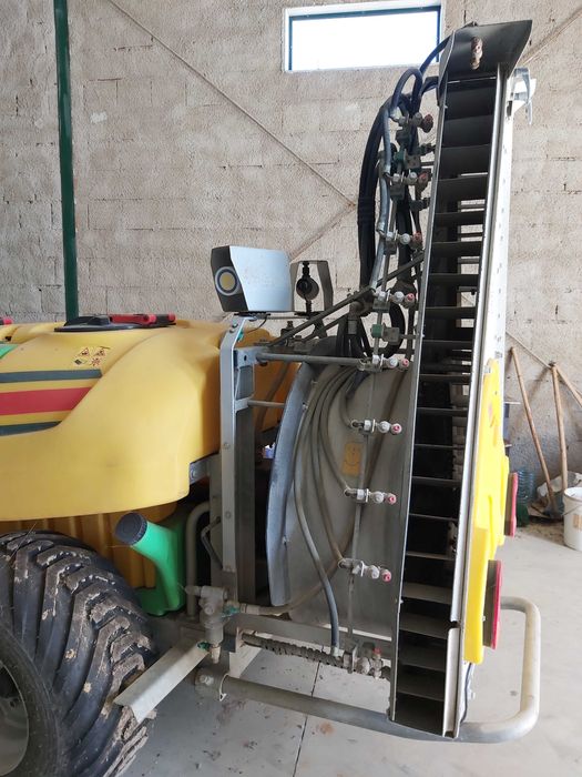 Pulverizador Tomix rebocável 1500 com aspiração inversa palmeta