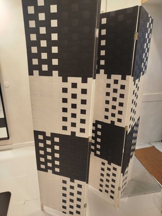 Vendo biombo preto e branco