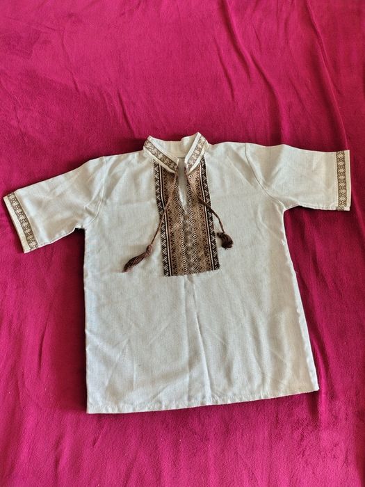 Продам дві дуже гарні вишиванки  - дитяча рубашка і жіноча сукня.