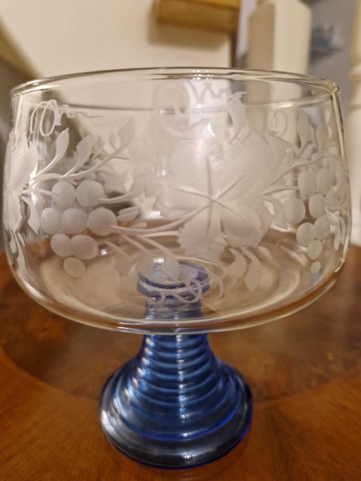 Stara szklana paterka na kobaltowej nodze