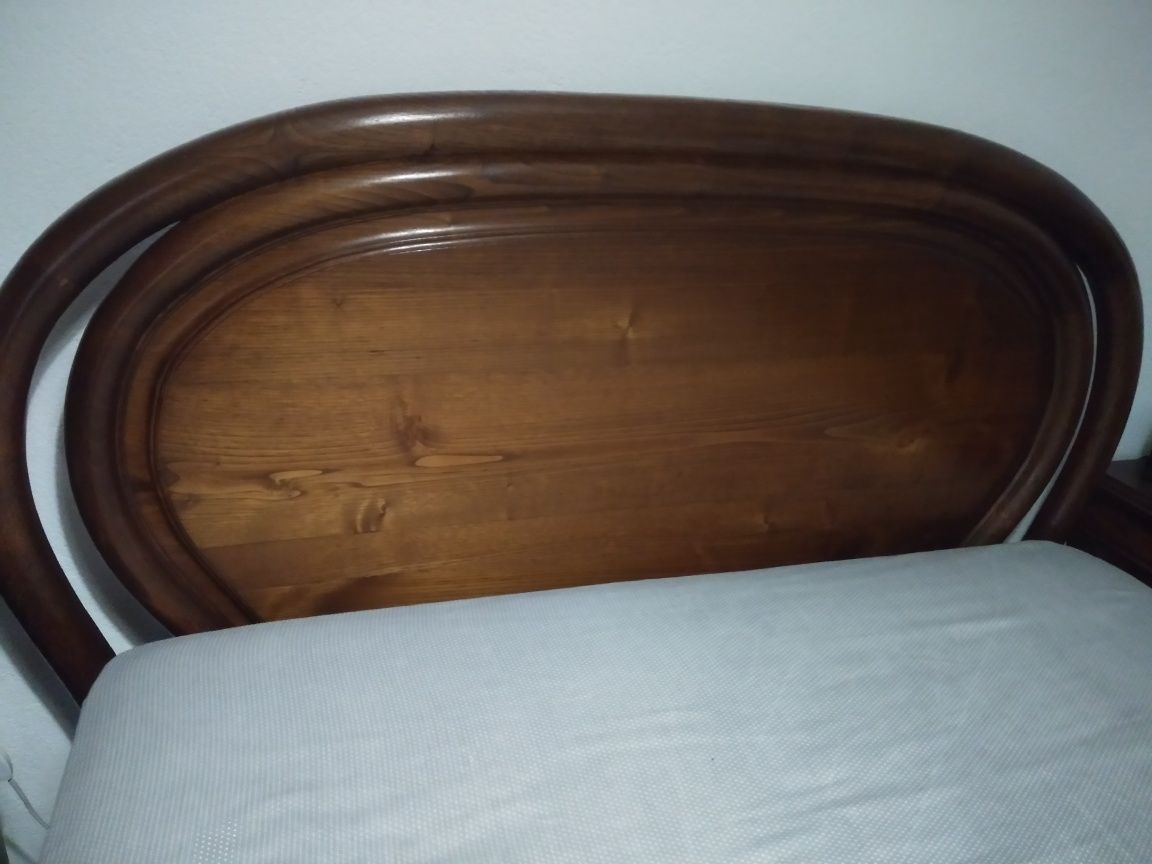 Cama casal com mesas de cabeceira