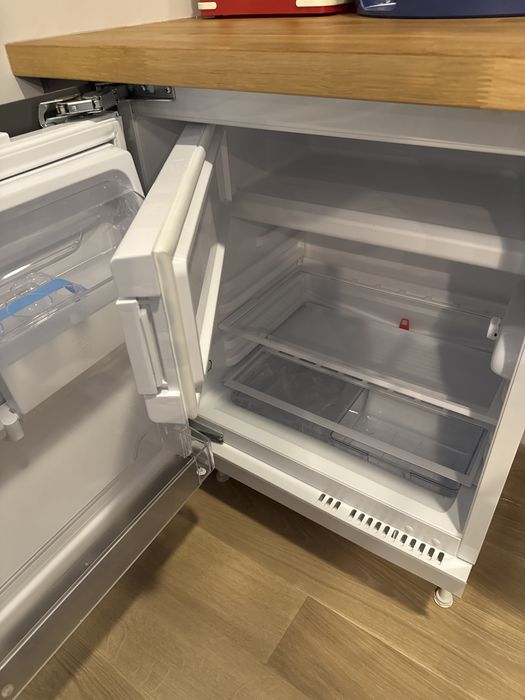 Lodowka z zamrażarką podblatowa do zabudowy ikea Huttra