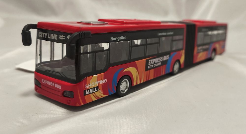 Autobus przegubowy z napędem metalowy elementy świecace i dźwięk