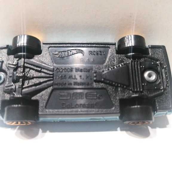 Miniatura DMC - DeLoren da Hot Wheels