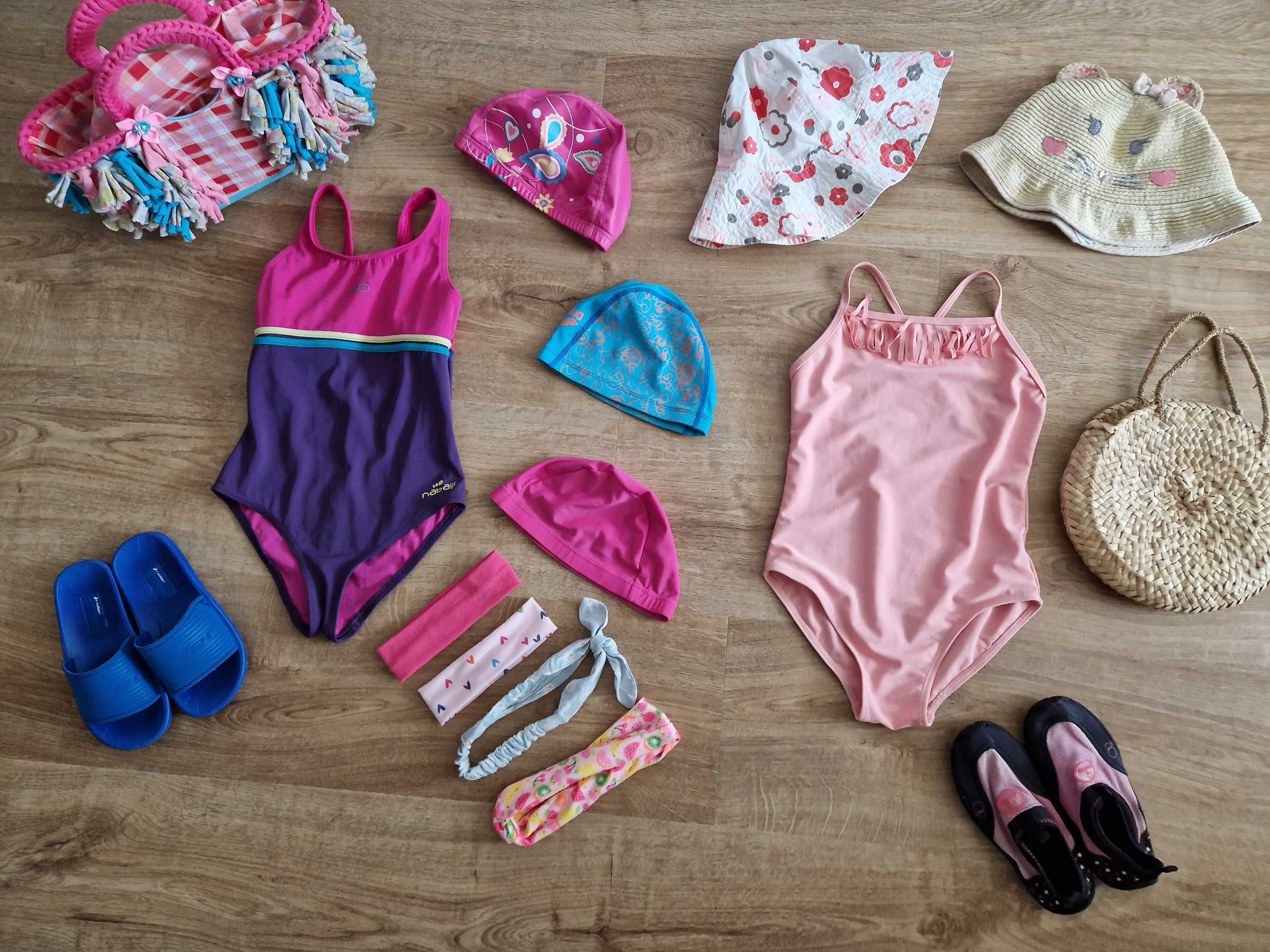 Conjunto praia/piscina: 2 fatos banho, 3 toucas, 2 chapéus (4-6 anos)