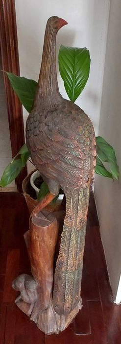 Escultura de pássaro. Madeira maciça.