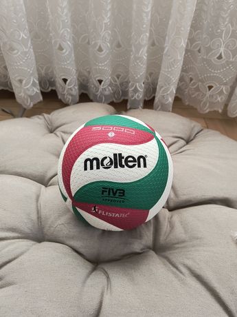Nowa piłka do siatkówki halowej Molten V5M5000