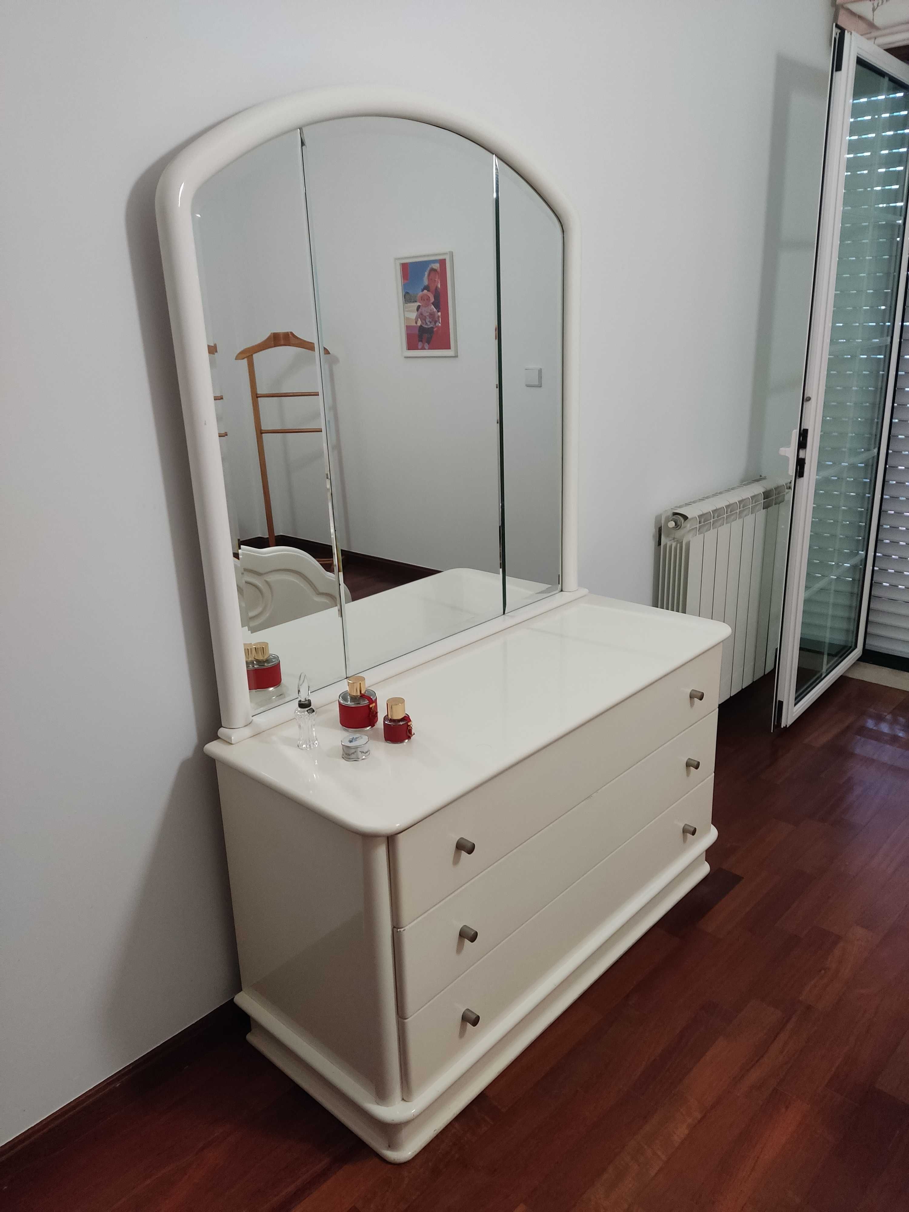 Conjunto Quarto Branco (Cama, Mesa Cabeceira, Comoda)