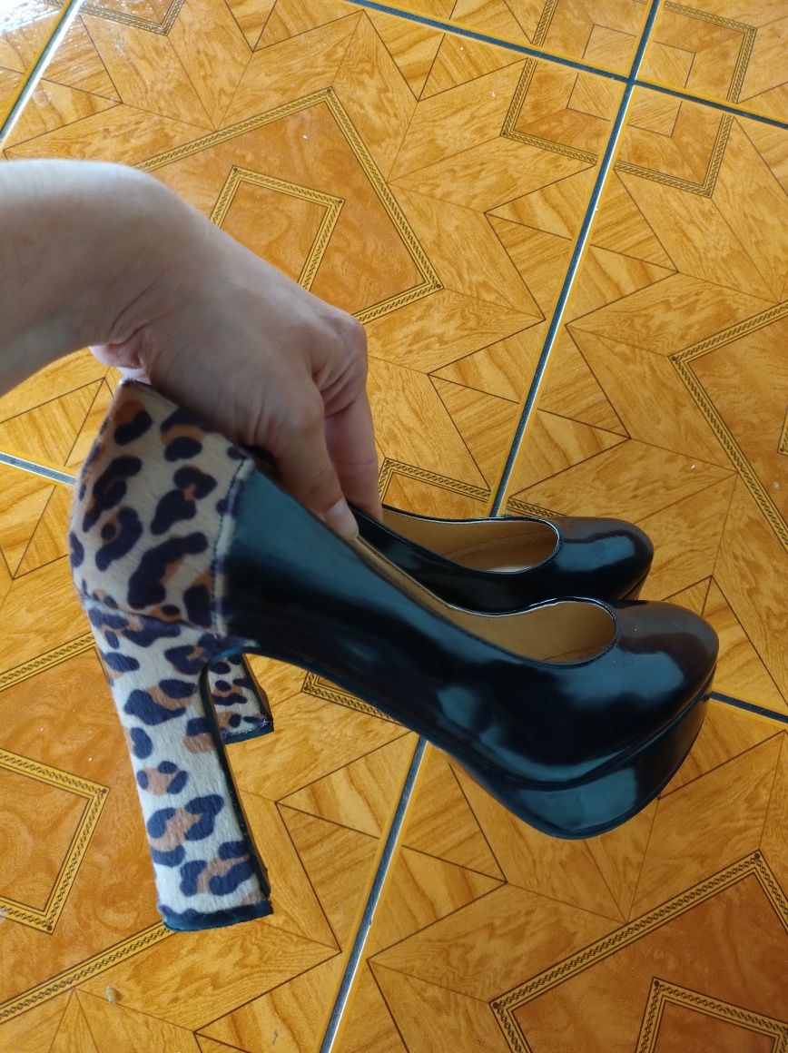 Buty damskie z panterkowym wzorkiem
