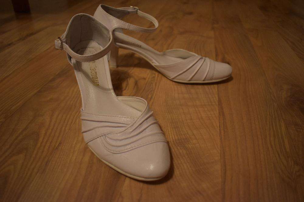 białe ślubne buty, wygodne