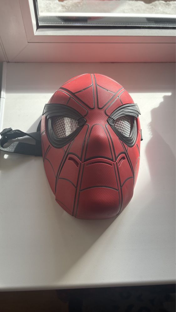 Інтерактивна маска чоловіка-павука