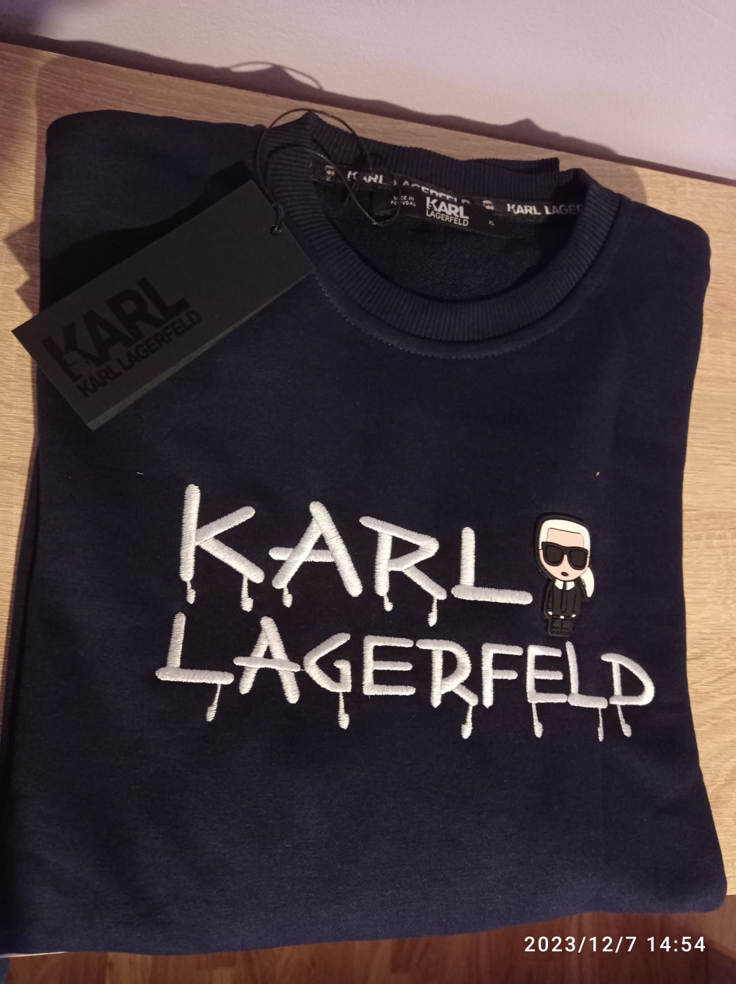 Bluza od KARL LEGERFELD w kolorze ciemno-granatowym.