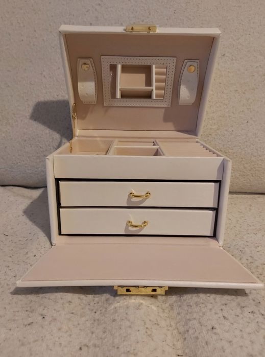 Elegancka szkatułka na biżuterię z lusterkiem – idealny na prezent