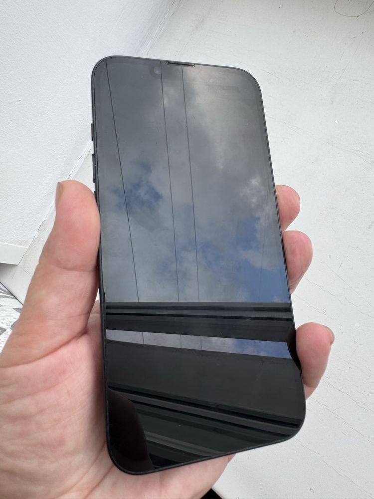 Продам iPhone 16 e