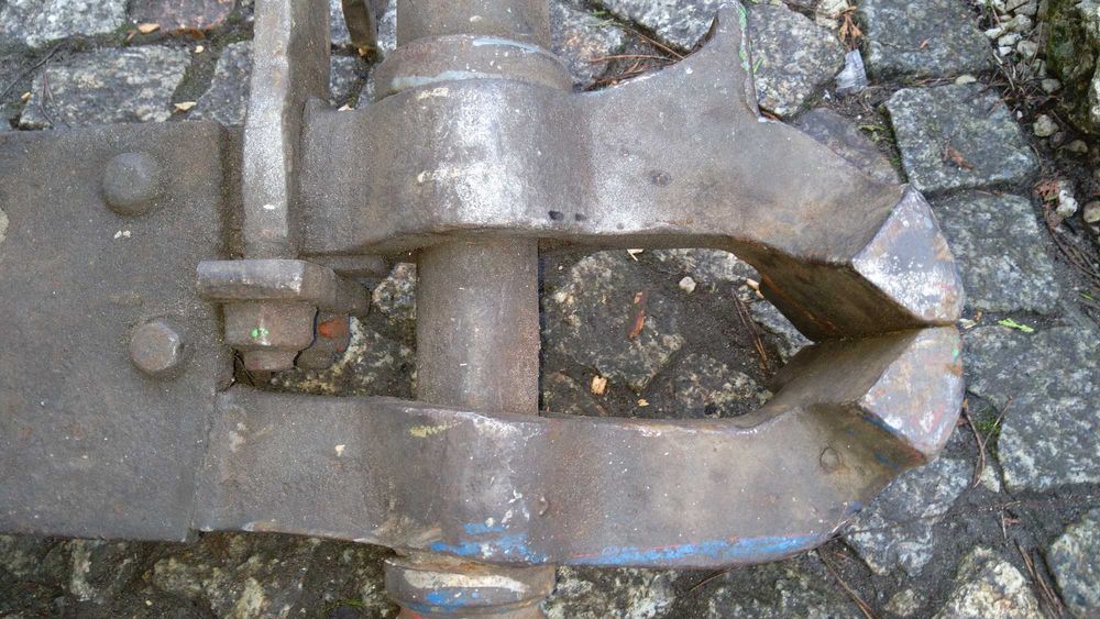 Stare niemieckie imadło kowalskie duże i ciężkie