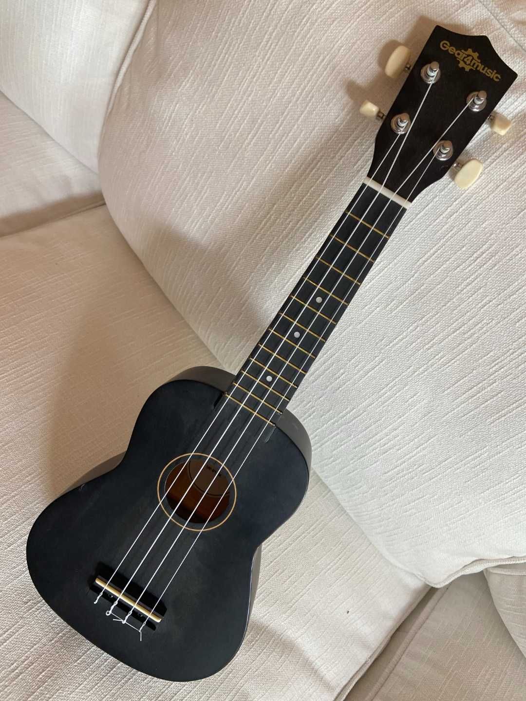 ukulele, instrumento de cordas compacto feito de madeira com bolsa