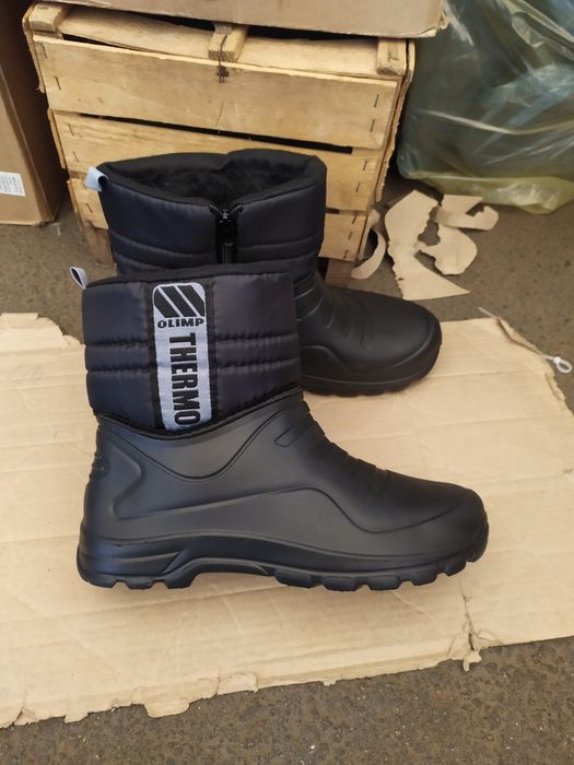 Продам литые непромокаемые сапоги на змейке. 320 грн.