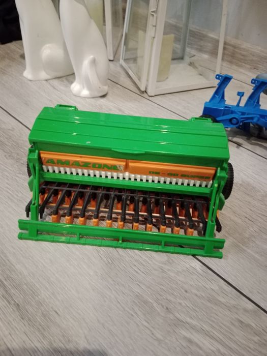 Siewnik Amazone i pług Bruder