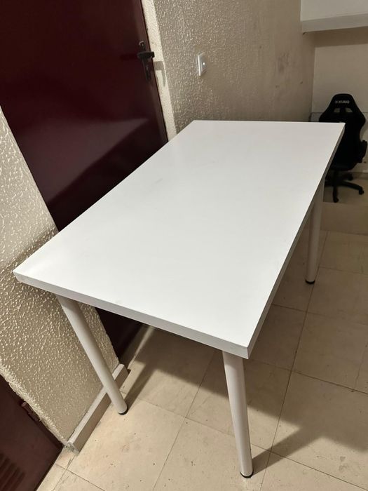 Mesa de escritorio branca usado