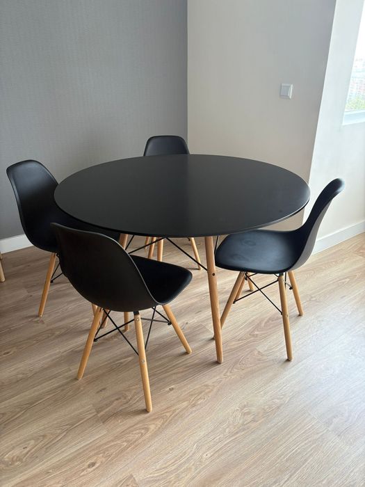 Conjunto mesa redonda e cadeiras