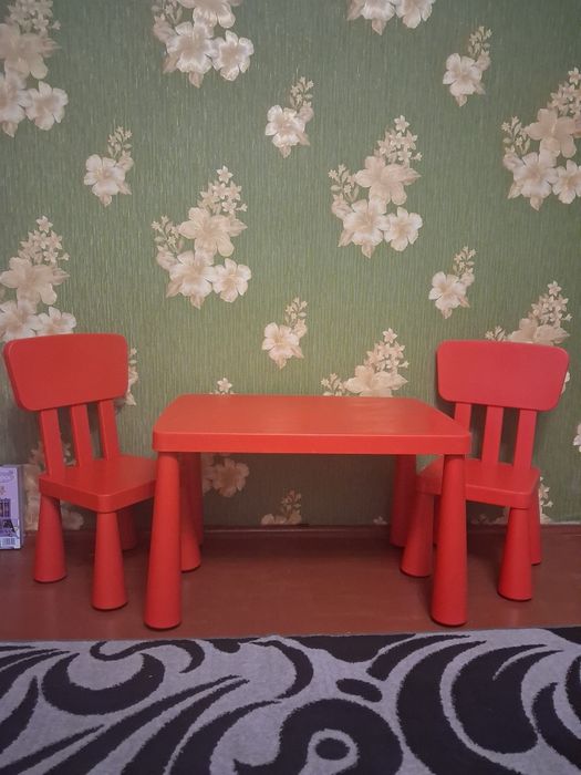 Стіл з стільцями від Ікеа