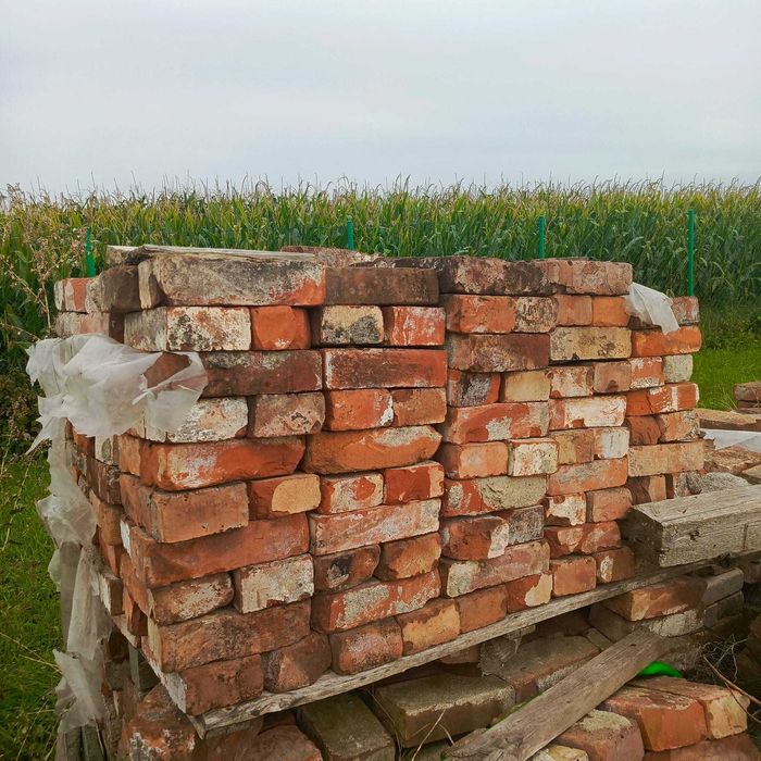 Cegła z odzysku na palecie