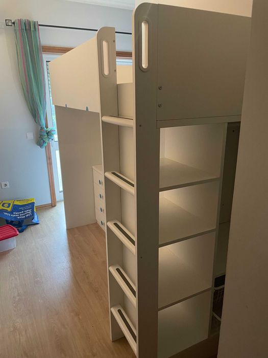 Cama elevada com secretária e estante IKEA – excelente estado!