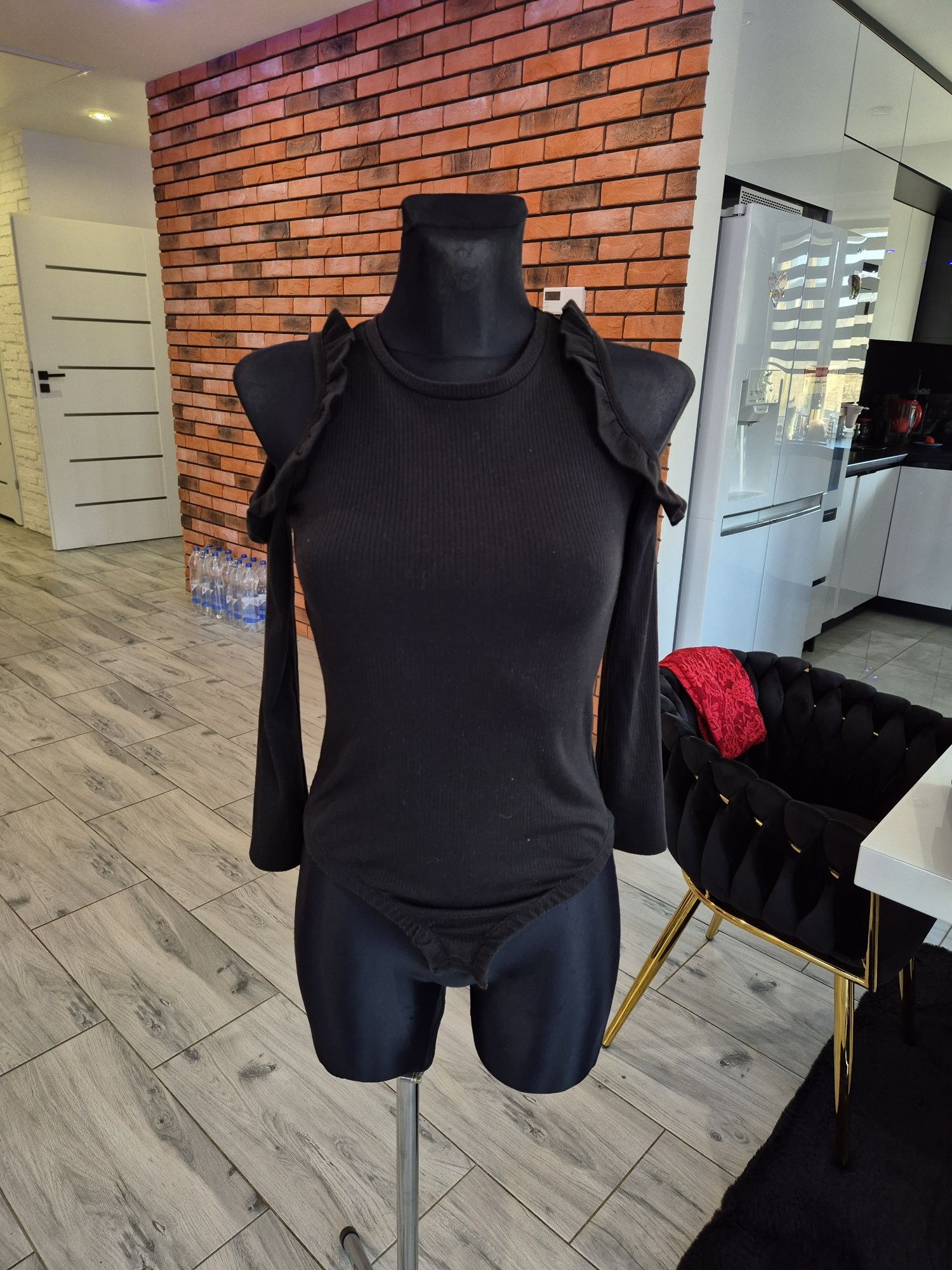 Eleganckie Czarne body z wyciętymi ramionami