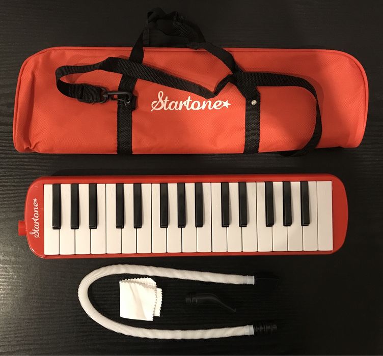 Melodyka Startone czerwona z ustnikami i etui sprawna bdb FLET GRATIS