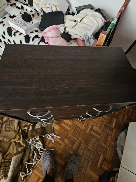 Estante castanha de madeira e cómoda  4 gavetas