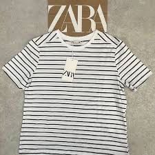 Стильна футболка від ZARA.