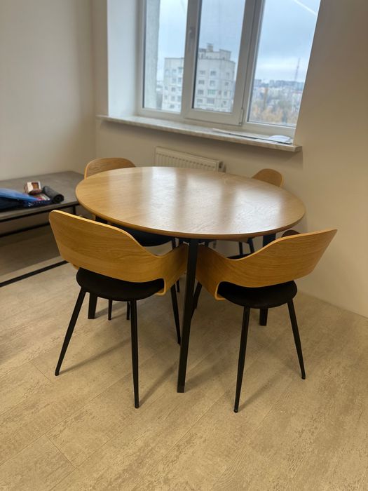 Обідній стіл та стільці