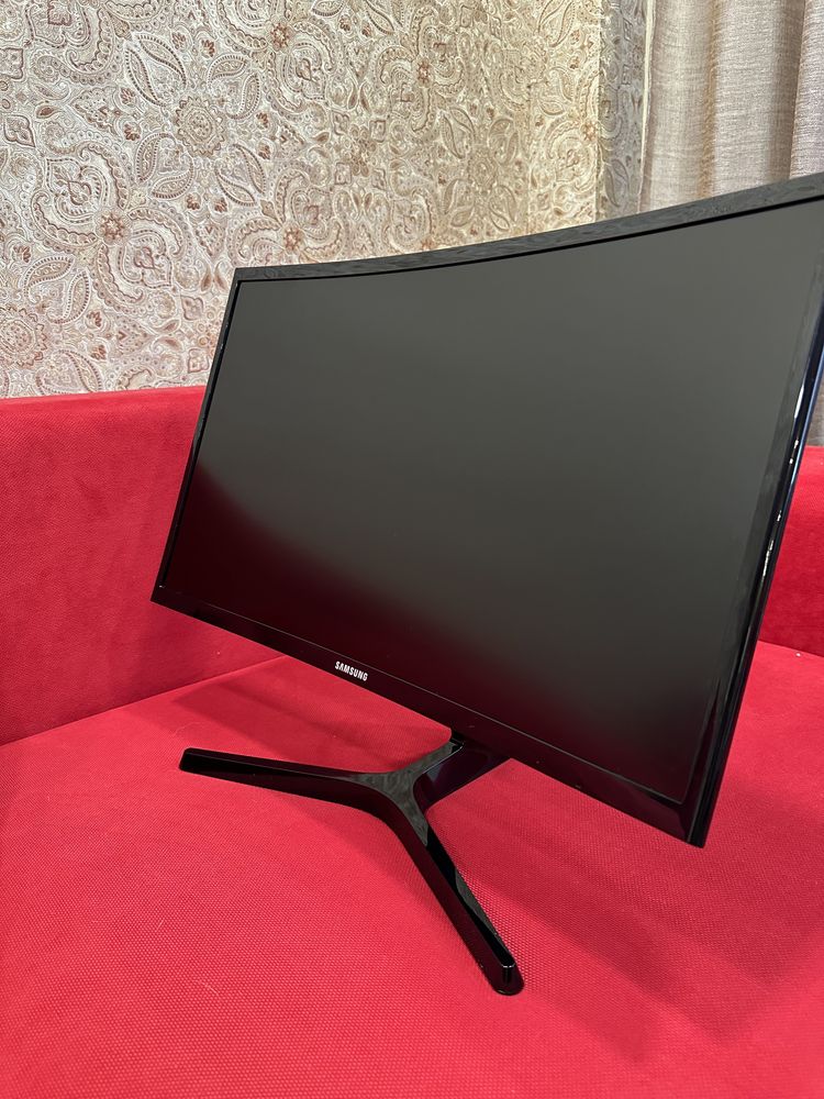 Монитор SAMSUNG Essential Curved Monitor 24’