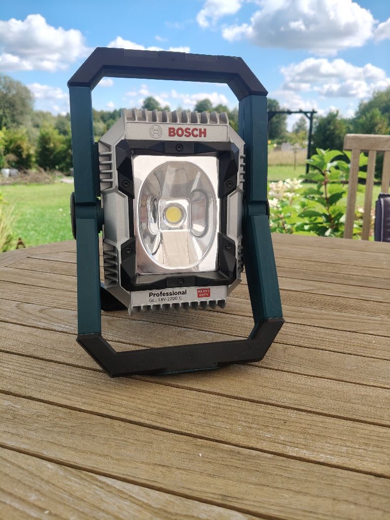 Lampa warsztatowa Halogen Bosh GLI 18 v 2200 c , bluetooth,app,hermety