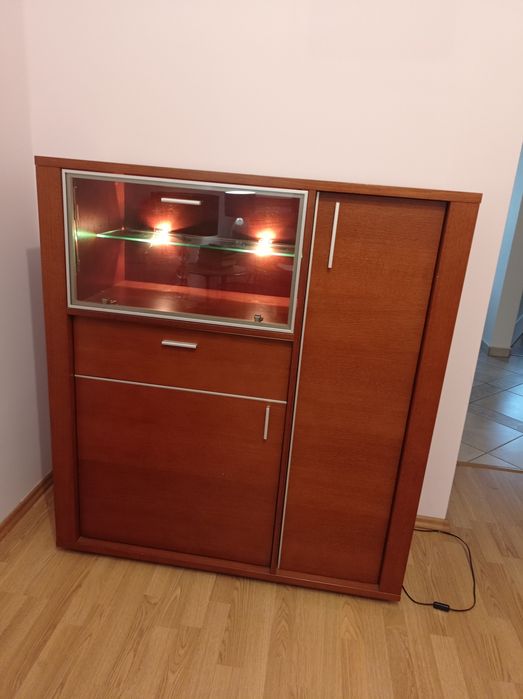 Komoda = kredens z barkiem z oświetleniem Prestige