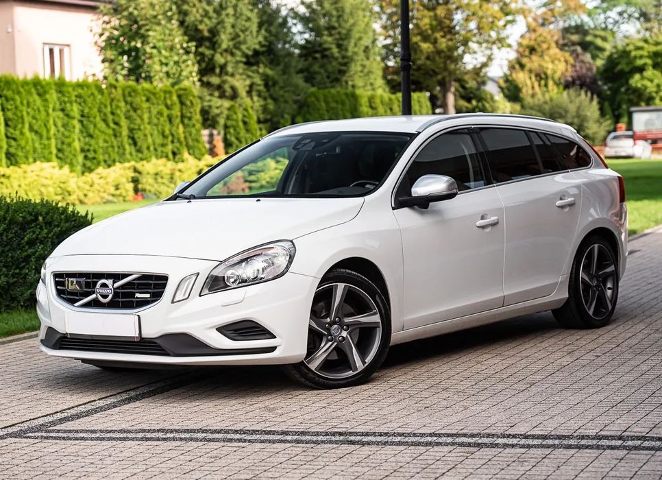 Volvo V60 R-DESIGN T5 240KM Xenony Navi Radar Skóra Kamery Blis Oryginał Lakier
