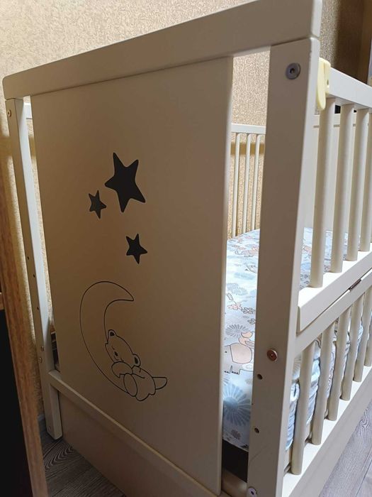 Дитяче дерев'яне ліжко