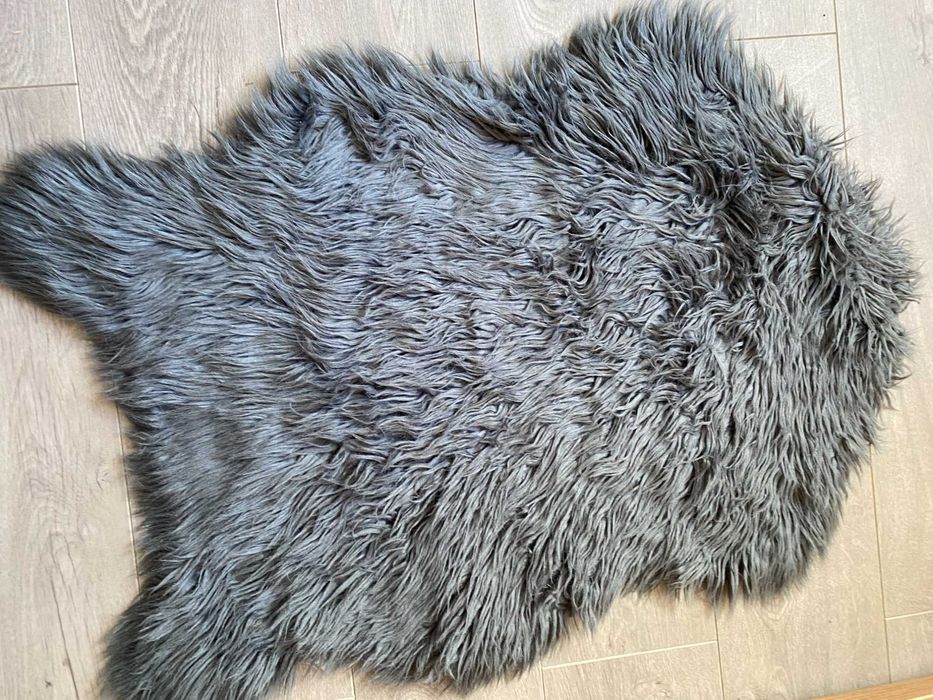 Włochaty dywanik 87cm x 67cm. Ciemno szary.